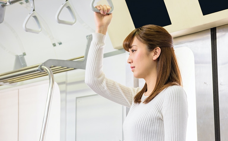 電車でわきがが気になる女性